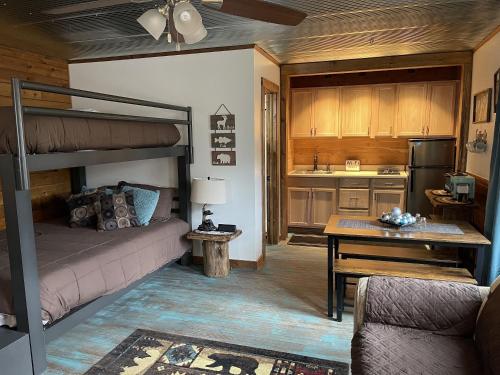 Il comprend un salon avec des lits superposés et une cuisine. dans l'établissement The Country Cottage by On Cue Properties, à Ghent