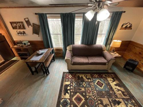 un salon avec un canapé et une table dans l'établissement The Country Cottage by On Cue Properties, à Ghent