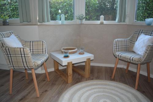 a living room with two chairs and a table at Kiek mol in in Ottensen