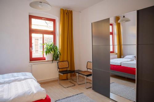 a bedroom with a bed and a desk and a chair at Karl die Große Ferienwohnung in Dessau