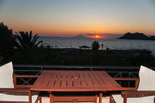 Gallery image of Akrogiali Apartments in Agios Ioannis Kaspaka
