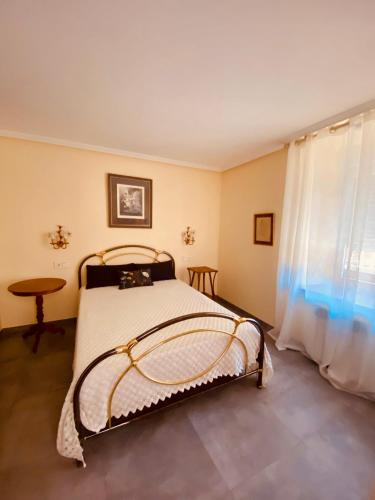 a bedroom with a bed and a window at La Bodega de la Valduerna 2 in Destriana