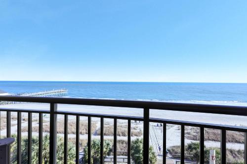 - Balcón con vistas a la playa en Oceanside Escape by StayMareni - Oceanfront Suite, en Myrtle Beach