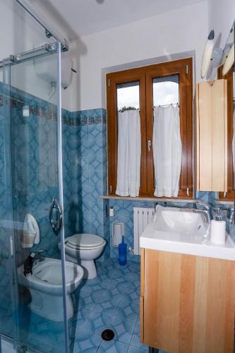 un bagno con wc, lavandino e doccia di Casa Sophie Affittacamere a Loreto