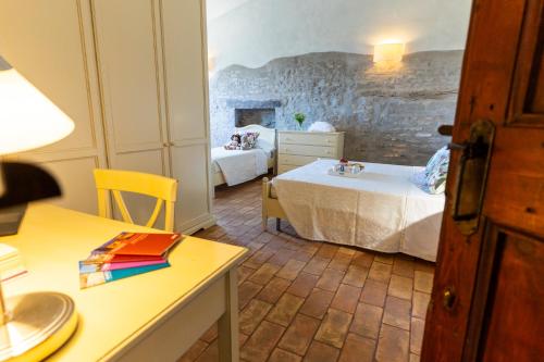 Giường trong phòng chung tại Appartamenti con Piscina in Villa CàBrandano nelle Marche Italy