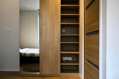 Cette chambre comprend un placard avec un lit en arrière-plan. dans l'établissement Charmant studio proche de la Gare Lille Flandres, à Lille