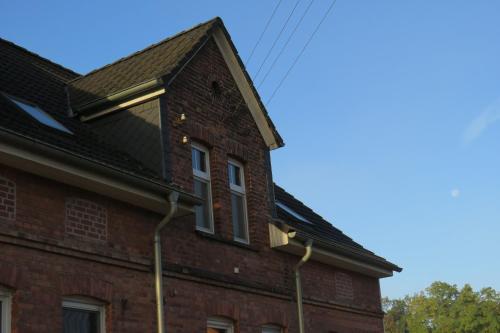 a house with a solarium on the roof at Ferienwohnung Wilhelmine in Mosigkau