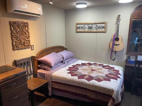 Φωτογραφία από το άλμπουμ του Tiny Tiny Bunkhouse σε Cane Beds