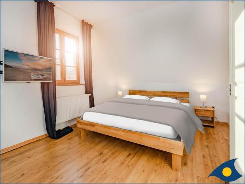 a bedroom with a large bed in a room at Haus Hornhecht in Kamminke