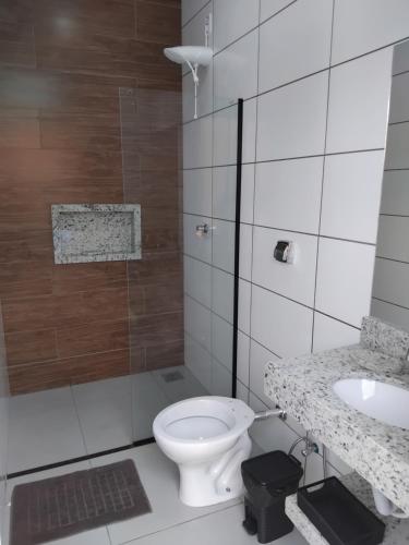 a bathroom with a toilet and a sink at Aconchego da canastra in Delfinópolis