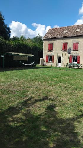 ラ・フレーシュにあるgîte 8 personnes Les Marqueriesの庭付きの家