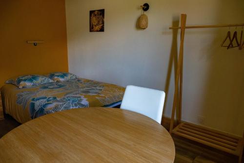 une pièce avec une table et un lit et une table et des chaises dans l'établissement Deux chambres chez l'habitant, à Die