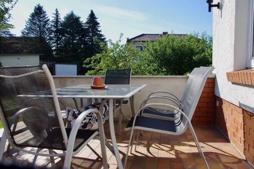 Ferienhaus "Urlaub in Mecklenburg" في Grabowhöfe: طاولة فناء وكراسي على شرفة