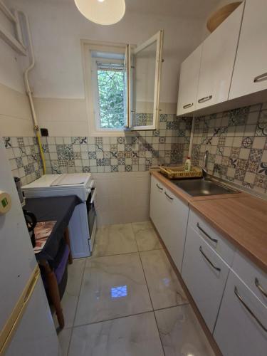 Η κουζίνα ή μικρή κουζίνα στο Liliom Apartman