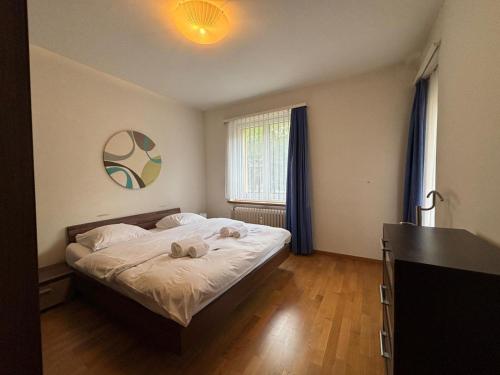 Ένα ή περισσότερα κρεβάτια σε δωμάτιο στο Spacious 1BR near Lake and Opera - Mill 3 11