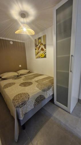 une chambre avec un lit et un plafond dans l'établissement Studio calme avec jardinet, à Fréjus