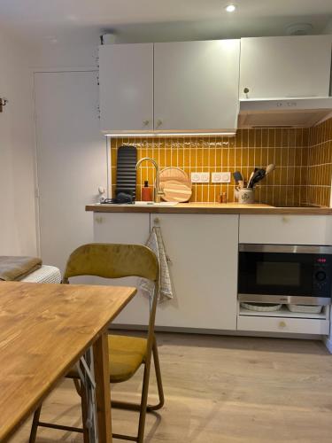 Η κουζίνα ή μικρή κουζίνα στο Studio Aime pratique et bien placé