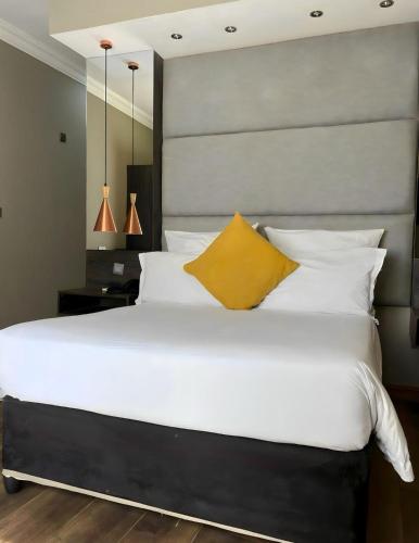 Postel nebo postele na pokoji v ubytování Chrismar Hotel Lusaka