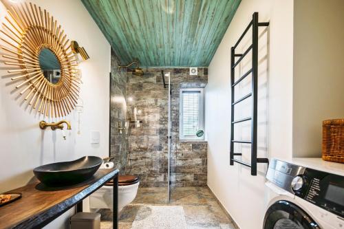 ein Badezimmer mit Waschbecken und Dusche in der Unterkunft Mano Malibu in Melnragė