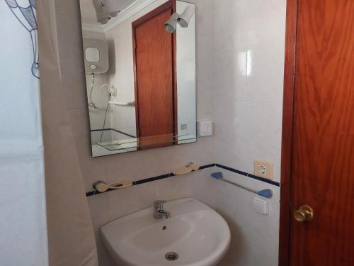 un baño con lavabo y espejo en Montaña Clara Luxholidays, en Puerto Rico de Gran Canaria