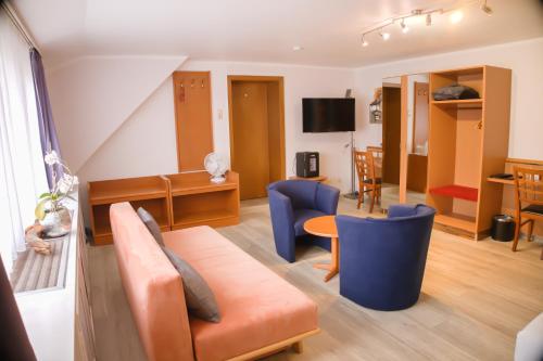 Una televisión o centro de entretenimiento en Hotel Grütering