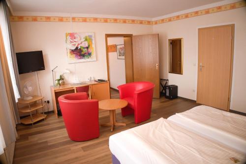 Una televisión o centro de entretenimiento en Hotel Grütering