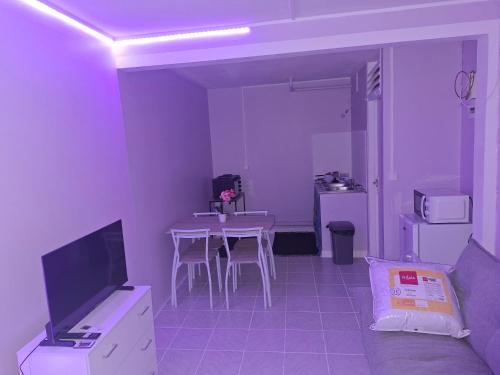 Μια τηλεόραση ή/και κέντρο ψυχαγωγίας στο Studio soleil