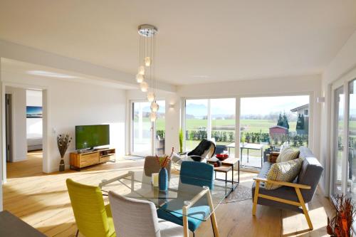 a living room with a table and chairs at Berg- und Seeblick in Breitbrunn