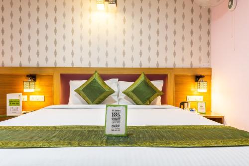 Postel nebo postele na pokoji v ubytování Treebo Akshaya Lalbagh Inn