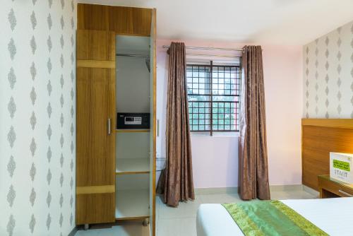 Postel nebo postele na pokoji v ubytování Treebo Akshaya Lalbagh Inn