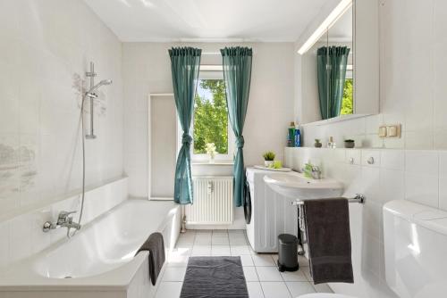 Ένα μπάνιο στο Monteurswohnung Wörrstadt mit Balkon