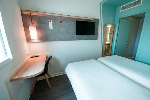 Ένα ή περισσότερα κρεβάτια σε δωμάτιο στο ibis budget Sète centre