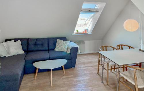 グドイェムにあるAmazing Apartment In Gudhjem With Wifiの青いソファとテーブルのあるリビングルーム