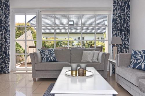 un salon avec un canapé et une table dans l'établissement Terpstich 136, à Morsum