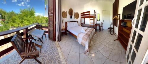 a hotel room with a bed and a balcony at Casa Jeri Guarani in Jericoacoara