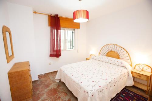 アルムニェーカルにあるApartamento En Almuñecarのベッドルーム(白いベッド1台、窓付)