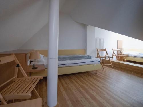 a bedroom with a bed and a table and chairs at Ferienhäuser Greetsiel - Urlaub mit Haustier in Ostfriesland in Greetsiel