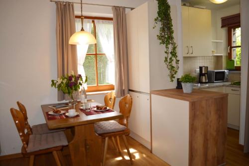 Kuchyň nebo kuchyňský kout v ubytování Ferienresidenz Chiemseestrand - Apartment 24
