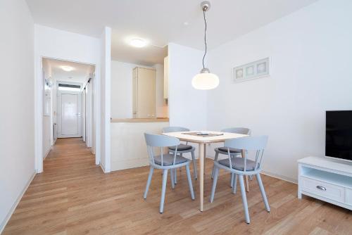 une cuisine et une salle à manger avec une table et des chaises dans l'établissement Grömitz-Center Whg 431, à Grömitz