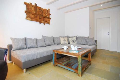 un salon avec un canapé et une table basse dans l'établissement Lokkich Hüs, à Westerland