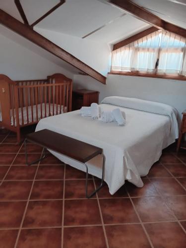 a bedroom with a bed with towels on it at Agradable Chalet con piscina en Villaharta in Villaharta