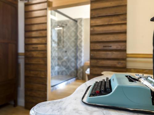 a blue router sitting on top of a table at Palazzo Sapori in Soriano nel Cimino