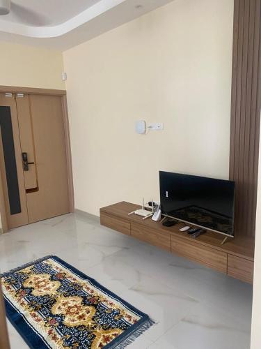 a living room with a television and a table with a rug at Allman luxurious one bedroom near beaches in Llandovery