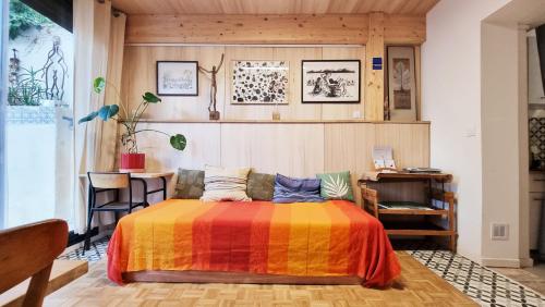 una camera da letto con un letto con una coperta colorata di COT House a Tolosa