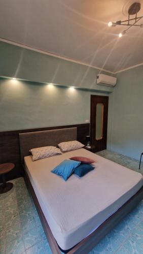 Una cama con dos almohadas encima en una habitación. en La Dolce Vita - Luxury and Charm, en Minori