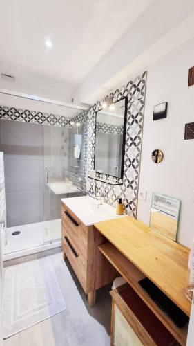 un bagno con lavandino, specchio e vasca di COT House a Tolosa