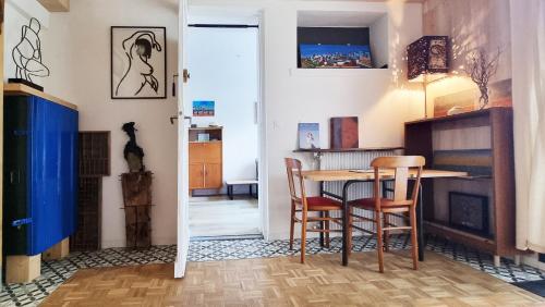 una sala da pranzo con un tavolo e due sedie di COT House a Tolosa