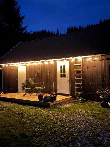 Taman di luar Gjestehus i Hurdal uten innlagt vann Delt bad