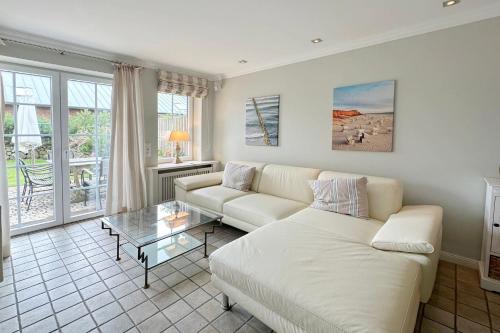 ティンヌムにあるFerienhaus Gartenweg 3bのソファとテーブルのあるリビングルーム