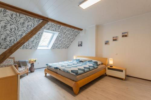 a bedroom with a bed in a room at Ferienwohnungen zum Lengener Meer 35527 - nur für Urlaubsgäste in Uplengen